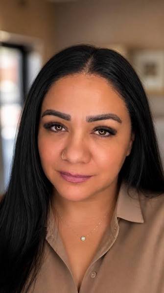 Client wearing a hybrid lash extension set